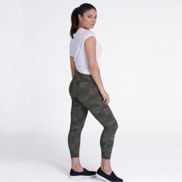 Spanx‎ Look At Me Now Seamless Green Camo Cropped Leggings - Picture 2 of 8